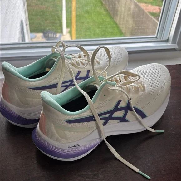ASICS White and Purple gt 2000 v12 - Picture 3 of 6